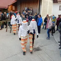 Ta grdi že preganjajo otroke