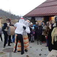Ta grdi že preganjajo otroke