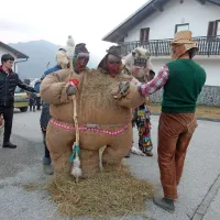 Ta grdi že preganjajo otroke