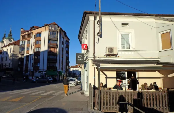 Gostinci v postojnskem mestnem središču bodo poslej bolj 
nadzirani. Če okrog njihovih lokalov ne bo hrupa, bodo lahko 
odprti dlje, sicer pa ne.  