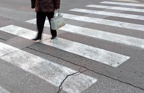 Pešci lahko za svojo varnost sami naredijo zelo veliko, 
predvsem s tem, da so vidni. Policisti svetujejo uporabo 
odsevnih teles in svetla oblačila. 