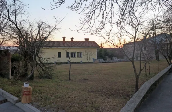 Na tem delu namerava Občina Komen zgraditi mali trg.