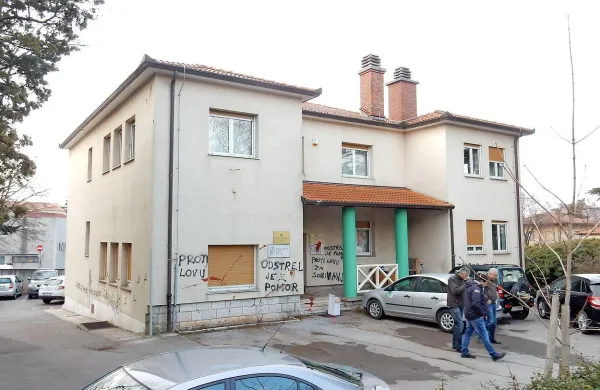 Zaposleni na sežanski enoti zavoda za gozdove so včeraj zjutraj zgroženo ogledovali 
vandalske napise na pročelju na  levi steni stavbe.