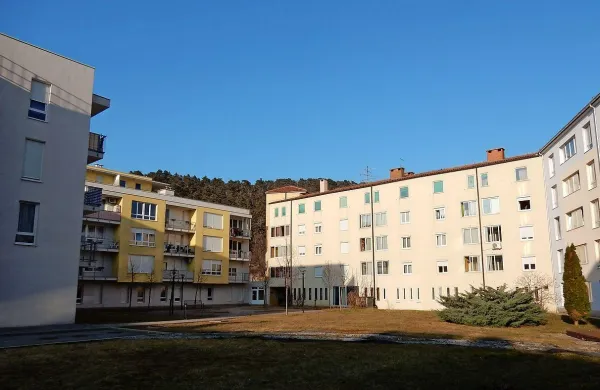 Dom upokojencev  Sežana (stavba na desni strani) je kupil 
poslovni prostor v soseski varovanih stanovanj Resje (rumena stavba na levi strani). 