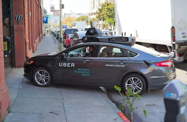 Taksisti so nezadovoljni z rahljanjem zakonodaje za prevoze 
s taksiji, kar bo po njihovem mnenju v korist ponudnikov 
prevozov prek mobilne aplikacije, kot je Uber.