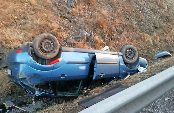 Postojnčana je v nedeljo popoldne z avtom z avtoceste med 
Senožečami in Postojno  zaneslo v jarek. Napihal je več kot 
dva promila. 