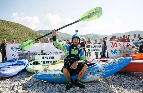 Projektu za ohranitev rek na Balkanu, ki ga je vodil Rok 
Rozman (na fotografiji),  se je lani spomladi pridružilo malo 
morje veslačev in aktivistov iz 18 držav.
