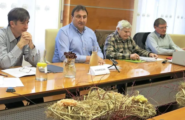 Nihče od tistih, ki so odgovorni za zagotavljanje čiste vode za 
uporabnike namakalnega sistema, doslej ni naredil nič, trdijo 
člani civilne iniciative za Vogršček Srečko Kofol, Tomaž 
Šinigoj, Virgil Ušaj in Franc Živec.