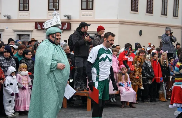 Tomaž Vencelj (levi) in David Velikanje že 20 let v ospredju več 
kot stočlanske pustne družine Graparjev.