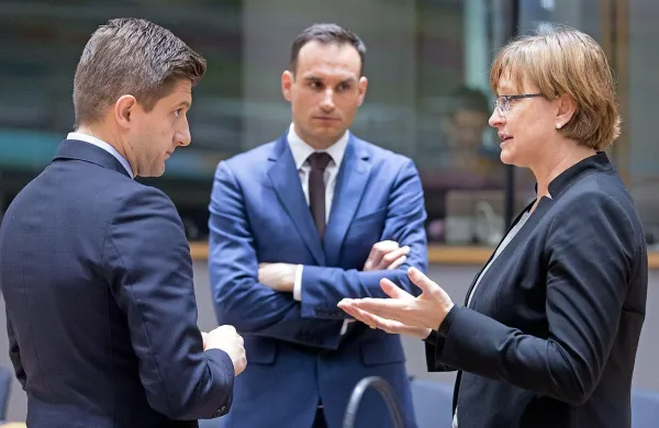  Finančni ministrici Mateji Vraničar Erman je hrvaški kolega 
Zdravko Marić zatrdil, da na hrvaški strani ni več nobenih 
zadržkov, ki bi ovirali podpis dogovora o prodaji Cimosa.