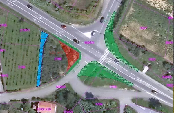 Rdeče obarvan del oljčnika   bi lahko zamenjali  z modrim 
delom sosednjih dveh parcel, s katerima upravlja Sklad 
kmetijskih zemljišč in gozdov, ki pa  temu ni naklonjen. Zelene 
parcele so last občine.