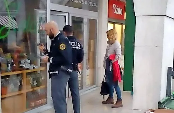 Trgovina Kalček na koprski tržnici je bila tarča vlomilcev.