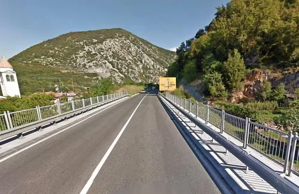 Po nesreči je voznik izstopil iz avta in odkorakal naprej do 
varnostne ograje, jo preplezal in nato skočil v globino. Hudo 
poškodovanega so včeraj dopoldne s helikopterjem odpeljali 
na zdravljenje v ljubljanski klinični center. 