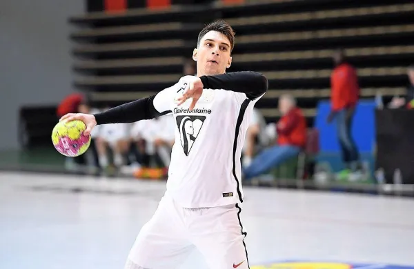 Januš Lapajne nabira rokometne in življenjske izkušnje v 
Parizu. 