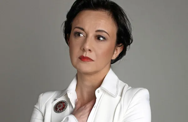 Lara Jankovič na svojem koncertu poje o miru in strpnosti, 
njen nov lik pa v nadaljevanko Usodno vino prinaša zabaven 
nemir.