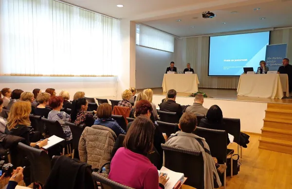 Na posvetu v Ilirski Bistrici so udeleženci z zanimanjem 
prisluhnili predlogom sprememb zakona o socialnem varstvu.