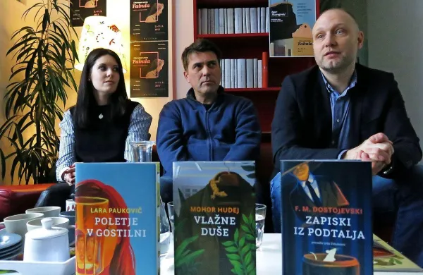 Nove Beletrinine knjige so na sedežu založbe v Ljubljani 
predstavili (z leve) pisatelja Lara Paukovič in Mohor Hudej ter 
urednik Mitja Čander. 