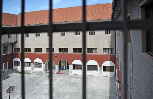Ženski zapor na Igu bodo dogradili, saj se število zapornic v 
zadnjih letih skokovito povečuje.