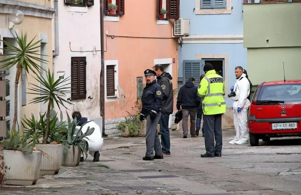 Policisti in kriminalisti so bili v ponedeljek prejšnji teden še 
dolgo na prizorišču zločina, kjer so zbirali dokaze in sledi.  