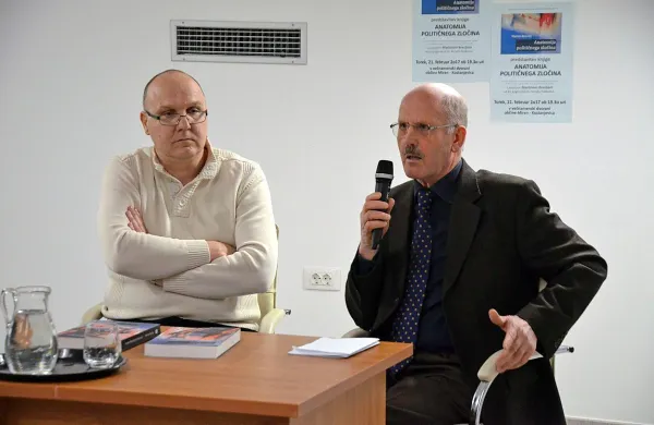  O knjigi se je z avtorjem Martinom Brecljem (desno) na predstavitvi v  Mirnu pogovarjal 
zgodovinar dr. Renato Podbersič. 