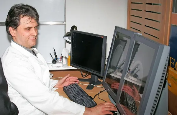 Prim. Branko Cvetičanin: “Smo dobro opremljeni, 
imamo prostor in znanje, zato ni razloga, da ne bi 
aparature delale non-stop, torej tudi ob sobotah in 
nedeljah.”