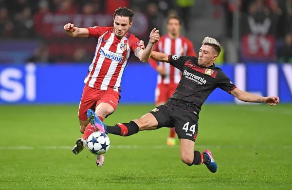 Kevin Kampl (desno) v dvoboju z Atleticovim strelcem 
Saulom Niguezom. 