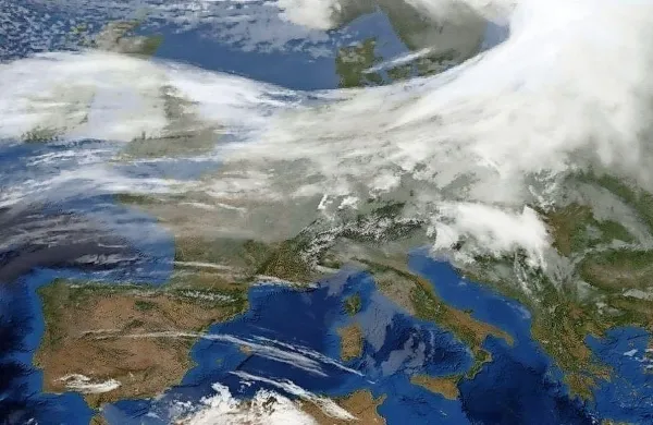 Od zahoda priteka proti nam vlažen atlantski zrak.