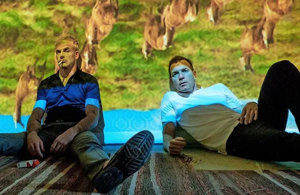 T2 Trainspotting najbolje deluje v tistih delih, kjer se odkrito 
spogleduje s svojim predhodnikom.