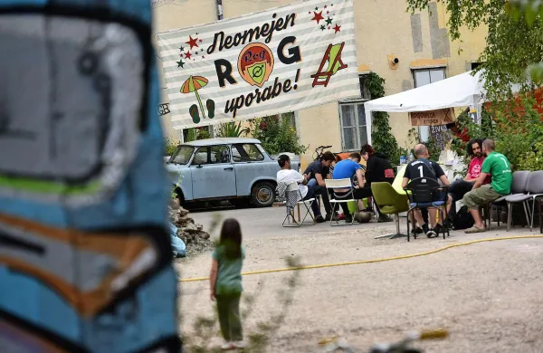 

Do  zapletov je prišlo junija lani, ko so varnostniki na območje 
Roga pripeljali bager in s tem želeli vzpostaviti gradbišče.