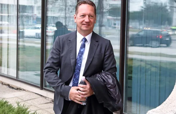 V ponovljenem sojenju v zadevi Serming je prišlo do novega 
zapleta. Boris Popovič ob vhodu v sodno stavbo ni želel 
oddati mobilnega telefona in je zato ostal pred vrati sodišča.