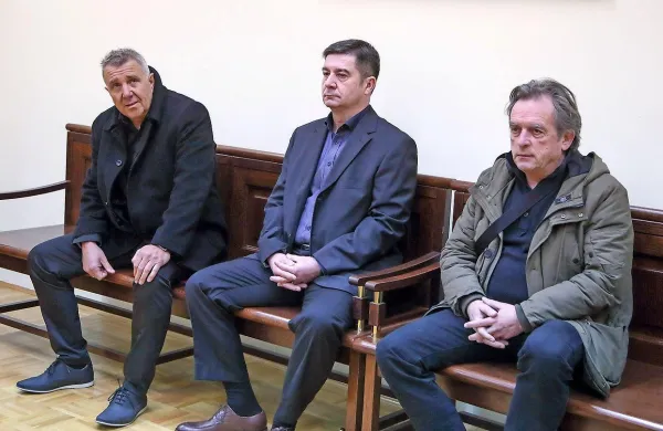 Srečko Prijatelj, Robert Časar in Marjan Mikuž (z leve) pred 
včerajšnjo sodbo višjih sodnikov. 