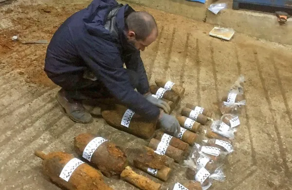V gozdu in vinogradu na&scaron;li bombe in granate, težke dobrih 182 kilogramov