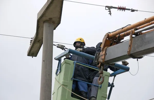 Zaradi potrganih vodov lahko številna gospodinjstva ostanejo brez električne energije.