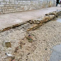  Neurejena obala ob Metropolovi plaži.