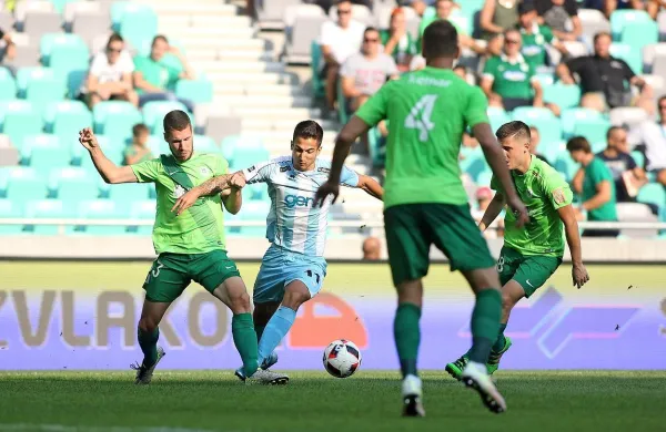 Olimpija brani naslov državnega prvaka v za zdaj izenačenem 
boju z Mariborom.