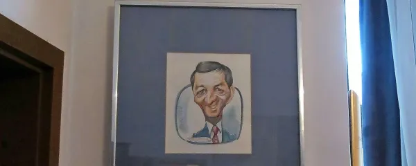 Domače stene krasi veliko slik, tudi portreti in  karikature prepoznavnega 
novinarja in voditelja. 