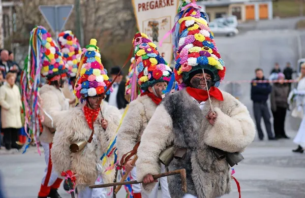 Na postojnskem pustu bodo tudi letos na pustni torek glavne 
etnološke maske iz bližnje in daljne okolice. 