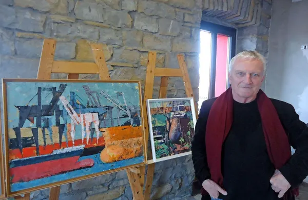 Slikar in arhitekt Jurij Kobe pred sliko z njemu ljubemu 
motivu “trebušnih” ladij.