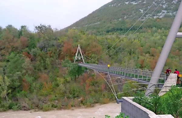 Brv čez Sočo s kolesarsko navezavo bo  prva večja naložba, 
ki jo bodo plačali z denarjem, ki ga je pridobil EZTS GO. 