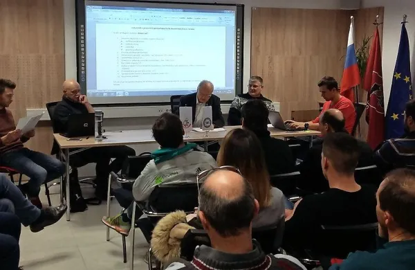 Zvezi 40 sežanskih športnih klubov in društev bo še naprej 
predsedoval Matej Glavina (sedi drugi z leve, s papirjem v 
rokah). 