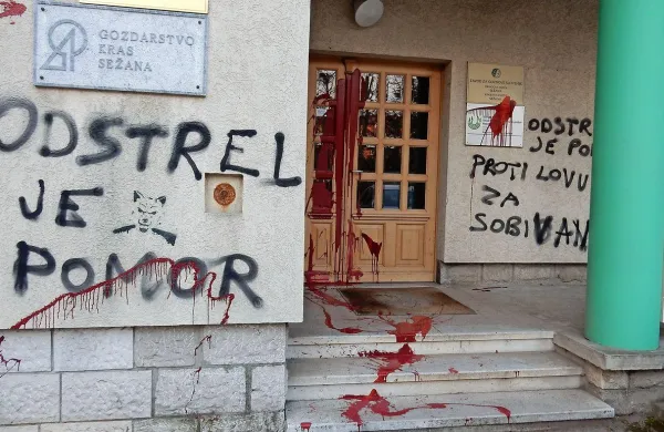 Z enakimi napisi in znaki kot stavbo Zavoda za gozdove v 
Sežani so neznani storilci sredi tedna  v bližini Lipice popisali 
še  avtomobil lovca z Sežane. 