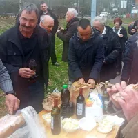 Družba skoraj 50 udeležencev potovanja v Bruselj med potjo 
ni lačna.