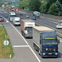 Za tovornjake, avtobuse in druga težka vozila bo predvidoma 
prihodnje leto veljal elektronski cestninski sistem. 