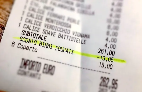 V eni od enotek v Padovi ponujajo petodstotni popust za  
“vzgojene otroke”.