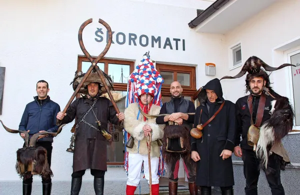 V Podgrad so prišle tudi pustne maske mamutzones iz  
Samughea. 