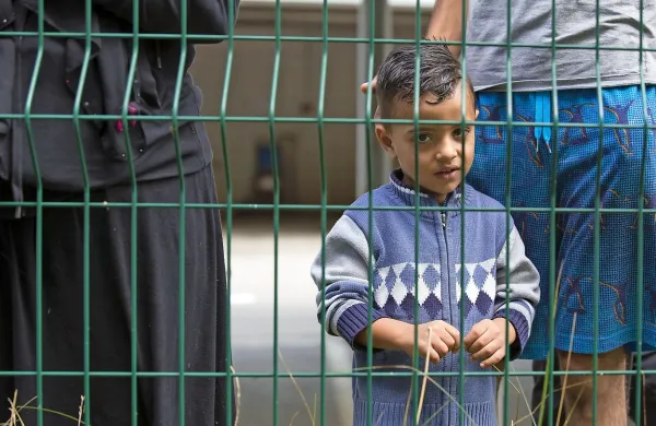 

Lani je več kot 181.000 migrantov - med njimi več kot 25.800 
otrok brez spremstva - svojo usodo položilo v roke tihotapcev 
ljudi, da bi prišli do Italije. Fotografija je simbolična.
