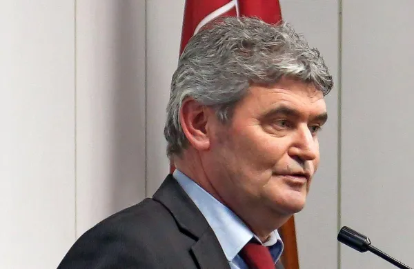 Komisar Phil Hogan je sprejel proizvajalce terana in uro in pol 
poslušal njihove argumente.