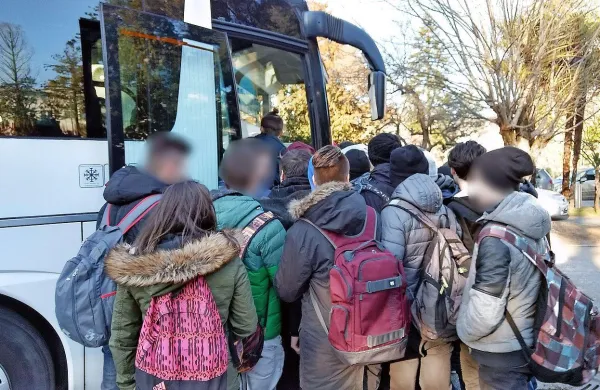 Dijak, ki mu je avtobus lani marca zapeljal čez nogo, in njegov 
prijatelj trdita, da se tik pred prihodom avtobusa na peronu 
niso prerivali. Fotografija je simbolična.