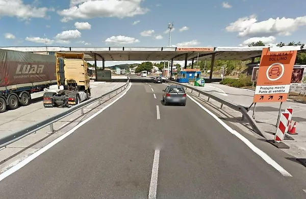Italijanska policista sta v petek, malo pred polnočjo, zapeljala 
čez nekdanji mejni prehod Fernetiči  v Slovenijo, kamor je 
pred njimi zbežal voznik ukradene fiat crome. Fotografija je 
simbolična. 