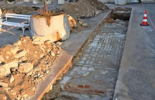 Dobro ohranjeno  nekdanje piransko obzidje, za katerim je  
potekala cesta, še naprej pa so vidni ostanki hiše, ki je tam 
stala do vključno 19. stoletja.  

